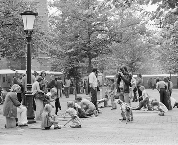 855564 Afbeelding van de 24e Kunstmarkt op het Janskerkhof te Utrecht, met enkele met krijt tekenende kinderen.